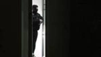 Großeinsatz: SEK nimmt bewaffneten Mann nach Angriff auf Mutter fest