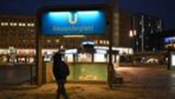 Kriminalität: 25-Jähriger am Alexanderplatz mit Stichwaffe verletzt