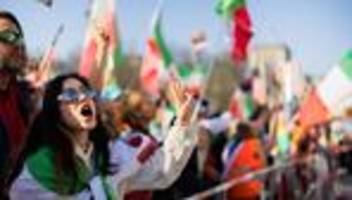 Kundgebung in Berlin: Demonstranten am Brandenburger Tor: Freiheit für den Iran