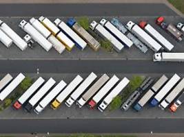 Kleidung, Telefone, Lebensmittel: Planenschlitzer machen mit weniger Überfällen mehr Beute