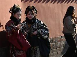 knochenbrühe und datteltee: warum becoming chinese plötzlich im trend liegt