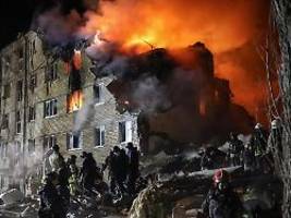 Über 500 drohnen und raketen: tote und verletzte nach russischem angriff auf plattenbau in charkiw