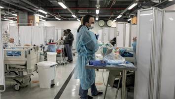 Oben fliegen in Israel die Raketen, zwei Stockwerke tiefer pflegt Mihari Patienten