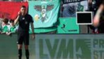 Aufreger in 2. Bundesliga: VAR-Sabotage durch Vermummte: Referee kann Foul nicht prüfen