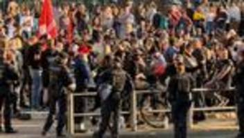 Demonstrationen: Polizei setzt Hunderte Demonstranten in Stuttgart fest