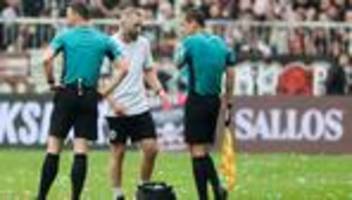 Fußball: Linienrichter verletzt: Rollentausch bei Bundesliga-Spiel