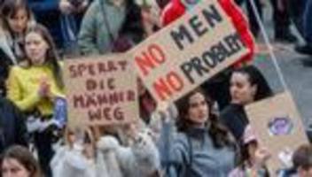 internationaler frauentag: no men, no problem - tausende demonstrieren zum frauentag