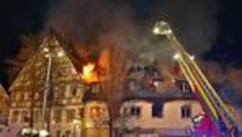 Millionenschaden: Hotel nach Brand in Nachbarhäusern evakuiert