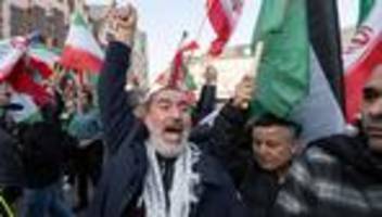 Proteste: Demonstration in Frankfurt: Spannungen bei Iran-Protest