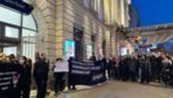 Theater: Laute Proteste bei Lesung von Feministin Alice Schwarzer