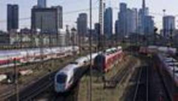 Öffentlicher Nahverkehr: Zwei Bahnmitarbeiter in Frankfurt am Main angegriffen und verletzt