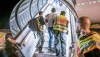 abschiebung: fast zwei drittel aller abschiebeversuche 2025 gescheitert