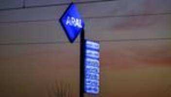 benzinpreise: tankstellenbetreiber nennen hohe spritpreise abzocke