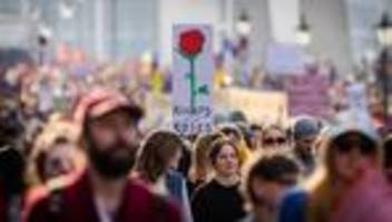 frauenrechte: rund 30.000 menschen demonstrieren zum weltfrauentag in berlin