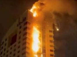 Iran attackiert Nachbarn: Hochhaus in Kuwait steht nach Welle feindlicher Drohnen in Flammen