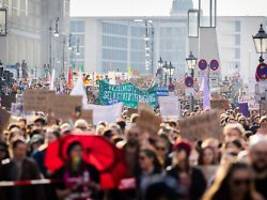 Mann tötet nicht aus Liebe: Zehntausende bei Demo zum Internationalen Frauentag in Berlin