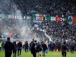 old firm in glasgow eskaliert: pyro, krawalle und platzsturm beim spiel der erzrivalen