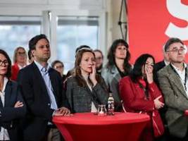 Partei will sich neu aufstellen: Klingbeil attestiert SPD total bitteren Abend