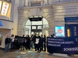 Publikum buht Protestler aus: Alice Schwarzer bei Lesung von Störern unterbrochen