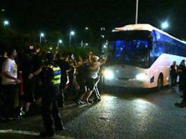 Sehen uns nach der Rückkehr: Iranischer Teambus wird bei Australien-Abreise blockiert