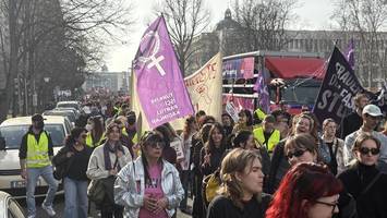 Mehr als 30.000 Menschen demonstrieren in Berlin für Frauenrechte