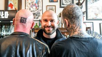 „ein glatzenträger ist kein rechtsradikaler“: diese männer setzen ein zeichen