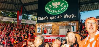 union berlin: die männer hinter den ergebnistafeln im stadion