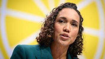 fdp-politikerin ging „radikale“ wette ein: verliert sie nun ihre haare?