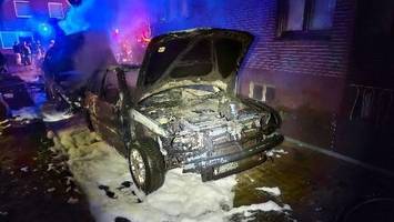 feuer zerstört zwei pkw an mehrfamilienhaus – 60.000 euro schaden