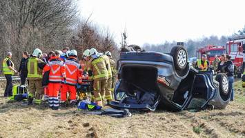 schwerer unfall auf der a23 bei itzehoe – auto überschlägt sich