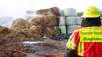 Strohballen in Flammen: Kilometerweit Rauch – Bauern helfen beim Löschen