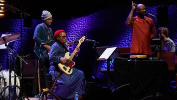 Elbphilharmonie: Zuschauer klatschen die Band zurück auf die Bühne