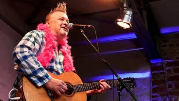 Fortuna Ehrenfeld im Mojo Club: Indie-Pop-Poet in Schlafanzug und Federboa