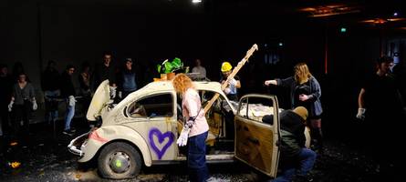 Die Verwandlung eines VW Käfers: Eine gewaltige Performance beim Brechtfestival