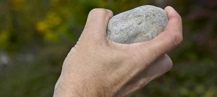 Gefährliche Zwischenfälle auf B17: Autos werden von Gegenständen getroffen