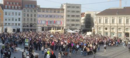 Voller Rathausplatz: 500 Menschen demonstrieren zum Weltfrauentag in Augsburg