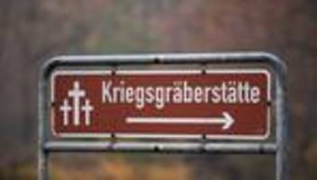 Polizei ermittelt: Kerzen mit Logo rechtsextremer Partei auf Kriegsgräberstätte