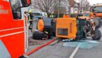 Rettungseinsatz: Kehrmaschine kippt umgekippt - Fahrer leicht verletzt