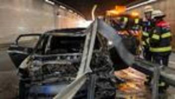 Unfall im Berufsverkehr: Auto brennt in Tunnel in München