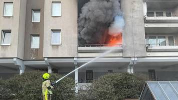 Feuerwehr rückt in Kreuzberg aus: Balkonbrand in Mehrfamilienhaus