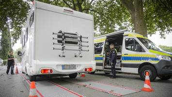 an der a7: polizei prüft vollgepackte wohnmobile auf Übergewicht