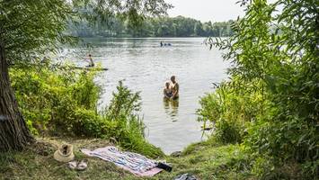 Exhibitionist belästigt Spaziergängerin am See bei Hamburg
