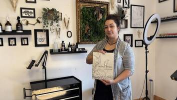 in ihrem tattoo-studio sticht anna uplegger ein motiv gratis