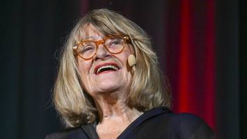 protest und buhrufe bei lesung von alice schwarzer, doch sie bleibt entspannt