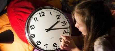 zeitumstellung: so bereiten sie ihre kinder am besten darauf vor