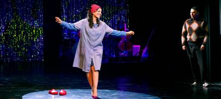 eine berührende geschichte von mutter und sohn: „unser deutschlandmärchen“ auf der bühne in augsburg