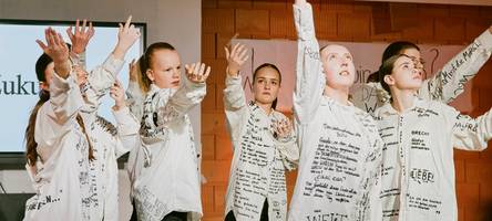 Ein junges Team spielt seinen Brecht: Zeitkritik trifft auf trotzigen Optimismus