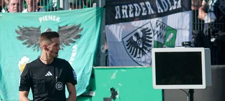 „Dem VAR den Stecker ziehen“: Fans von Preußen Münster sabotieren den Videoschiedsrichter