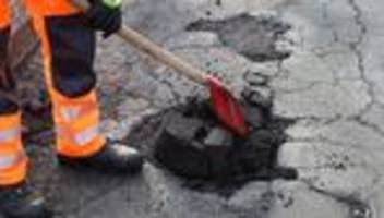 Nach frostigem Winter: Schlaglöcher-Reparatur teils große Herausforderung