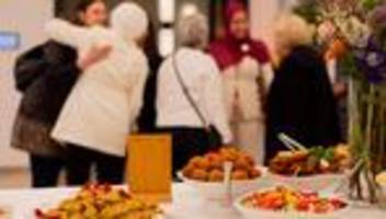 ramadan: muslime folgen einladung zum fastenbrechen in staatskanzlei